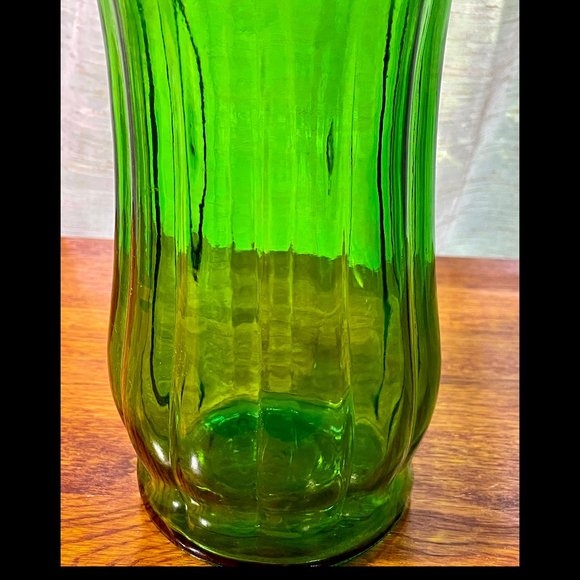 ▪️VTG▪️Curved Beveled Green Glass Vase - Picture 3 of 5